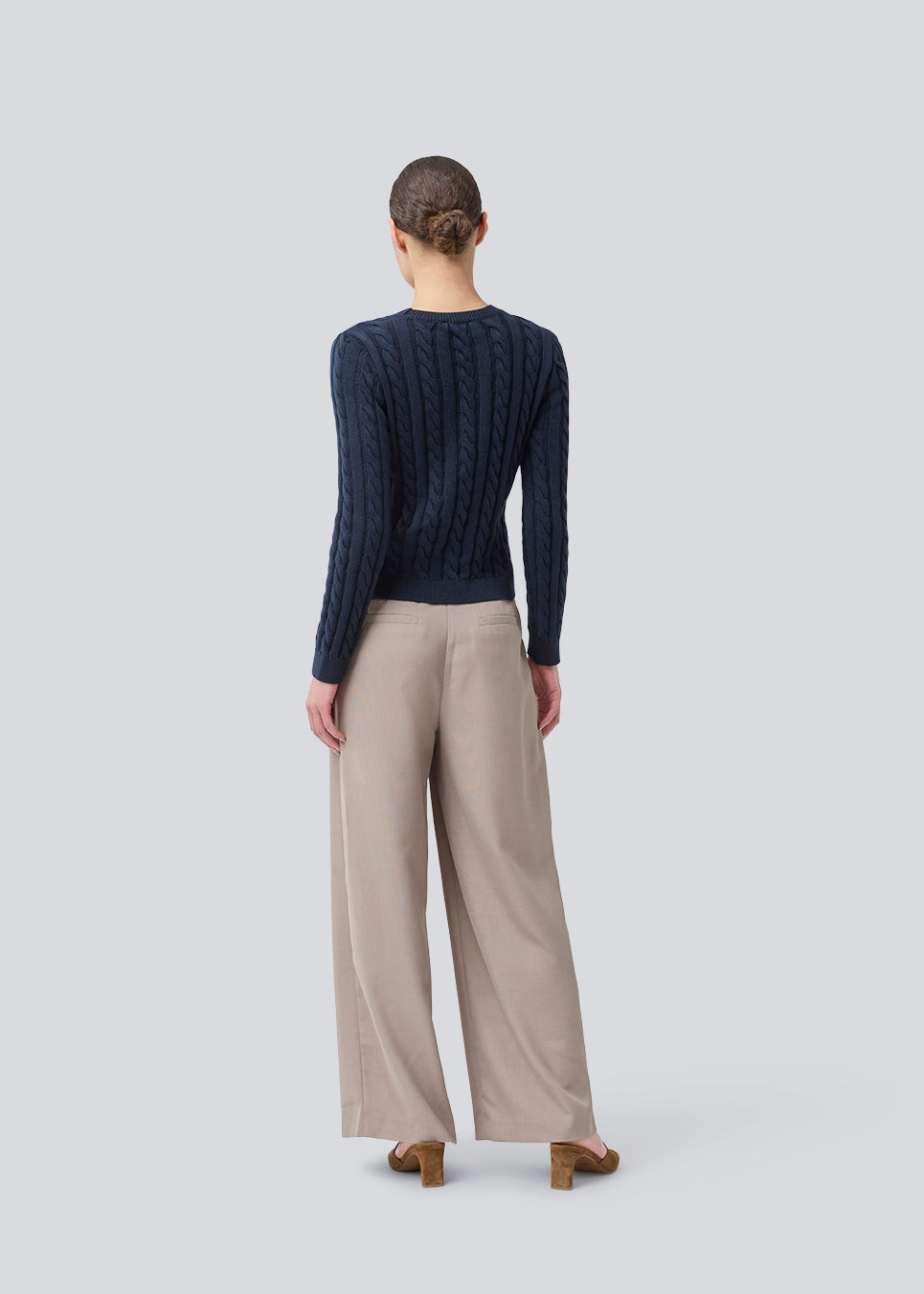 Tætsiddende strik med rund hals i 100% økologisk bomuld. Sabremd o-neck er lavet i kabelstrik og har et broderet brystlogo. Modellen er 175 cm og har en str s/36 på.