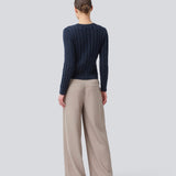 Tætsiddende strik med rund hals i 100% økologisk bomuld. Sabremd o-neck er lavet i kabelstrik og har et broderet brystlogo. Modellen er 175 cm og har en str s/36 på.