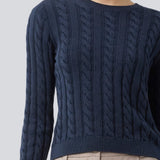 Tætsiddende strik med rund hals i 100% økologisk bomuld. Sabremd o-neck er lavet i kabelstrik og har et broderet brystlogo. Modellen er 175 cm og har en str s/36 på.
