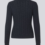 Tætsiddende strik med rund hals i 100% økologisk bomuld. Sabremd o-neck er lavet i kabelstrik og har et broderet brystlogo. Modellen er 175 cm og har en str s/36 på.