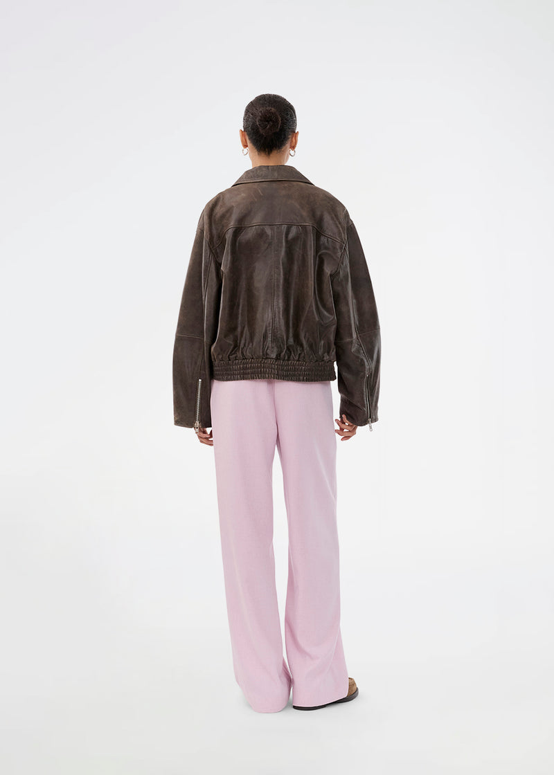 Læderjakke i 100% lammeskind. Salmonmd jacket har et råt vintage-look og kan styles som både overgangs- og vinterjakke med en strik under. Perfekt til at tilføje kant til dit outfit.