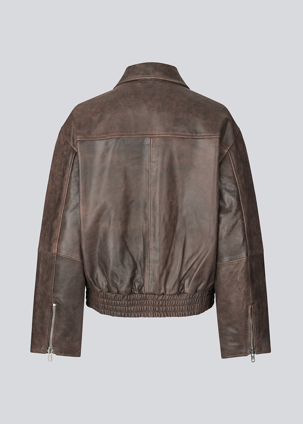 Læderjakke i 100% lammeskind. Salmonmd jacket har et råt vintage-look og kan styles som både overgangs- og vinterjakke med en strik under. Perfekt til at tilføje kant til dit outfit.