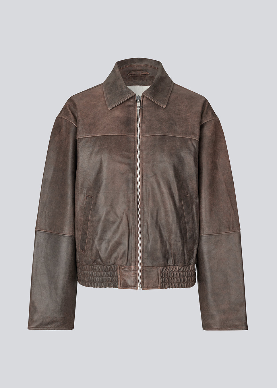 Læderjakke i 100% lammeskind. Salmonmd jacket har et råt vintage-look og kan styles som både overgangs- og vinterjakke med en strik under. Perfekt til at tilføje kant til dit outfit.
