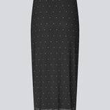Figursyet sort midinederdel i mesh med hvide prikker og underskørt. Samalamd Print Skirt er lavet i 92% genanvendt polyester og kombinerer strækbarhed med komfort.