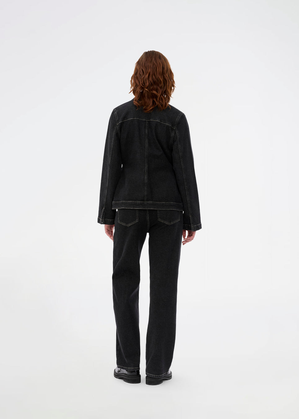Figursyet denimjakke med guldknapper. Sandermd jacket har et feminint udtryk og kan styles som jakke eller skjorte. Designet med krave, knappelukning og lange ærmer.