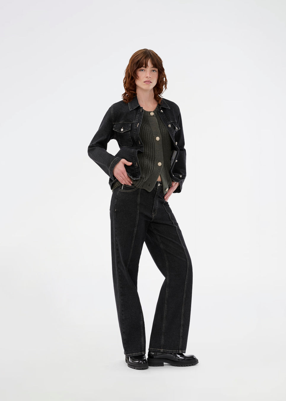 Figursyet denimjakke med guldknapper. Sandermd jacket har et feminint udtryk og kan styles som jakke eller skjorte. Designet med krave, knappelukning og lange ærmer.