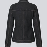 Figursyet denimjakke med guldknapper. Sandermd jacket har et feminint udtryk og kan styles som jakke eller skjorte. Designet med krave, knappelukning og lange ærmer.