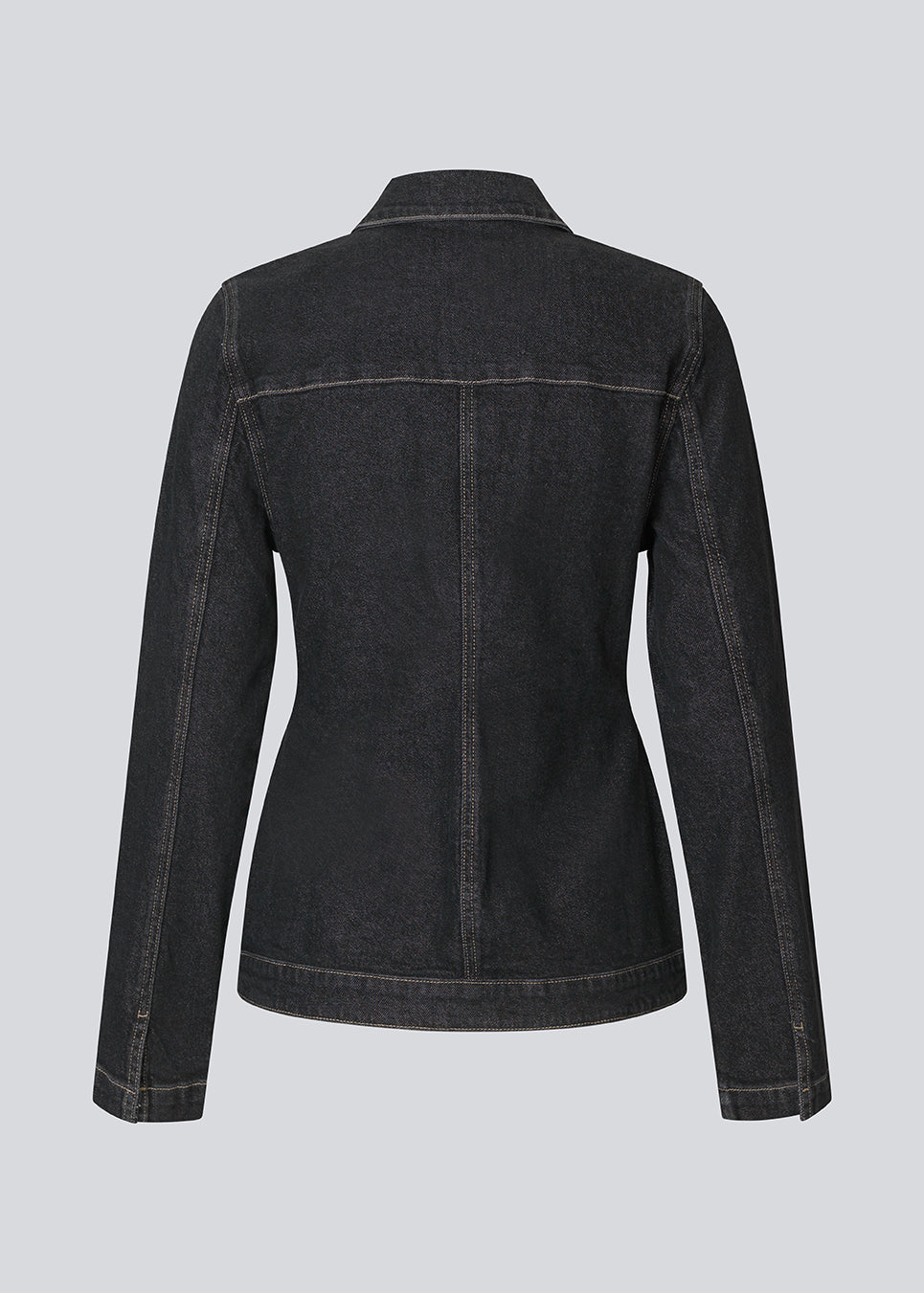 Figursyet denimjakke med guldknapper. Sandermd jacket har et feminint udtryk og kan styles som jakke eller skjorte. Designet med krave, knappelukning og lange ærmer.