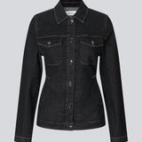 Figursyet denimjakke med guldknapper. Sandermd jacket har et feminint udtryk og kan styles som jakke eller skjorte. Designet med krave, knappelukning og lange ærmer.
