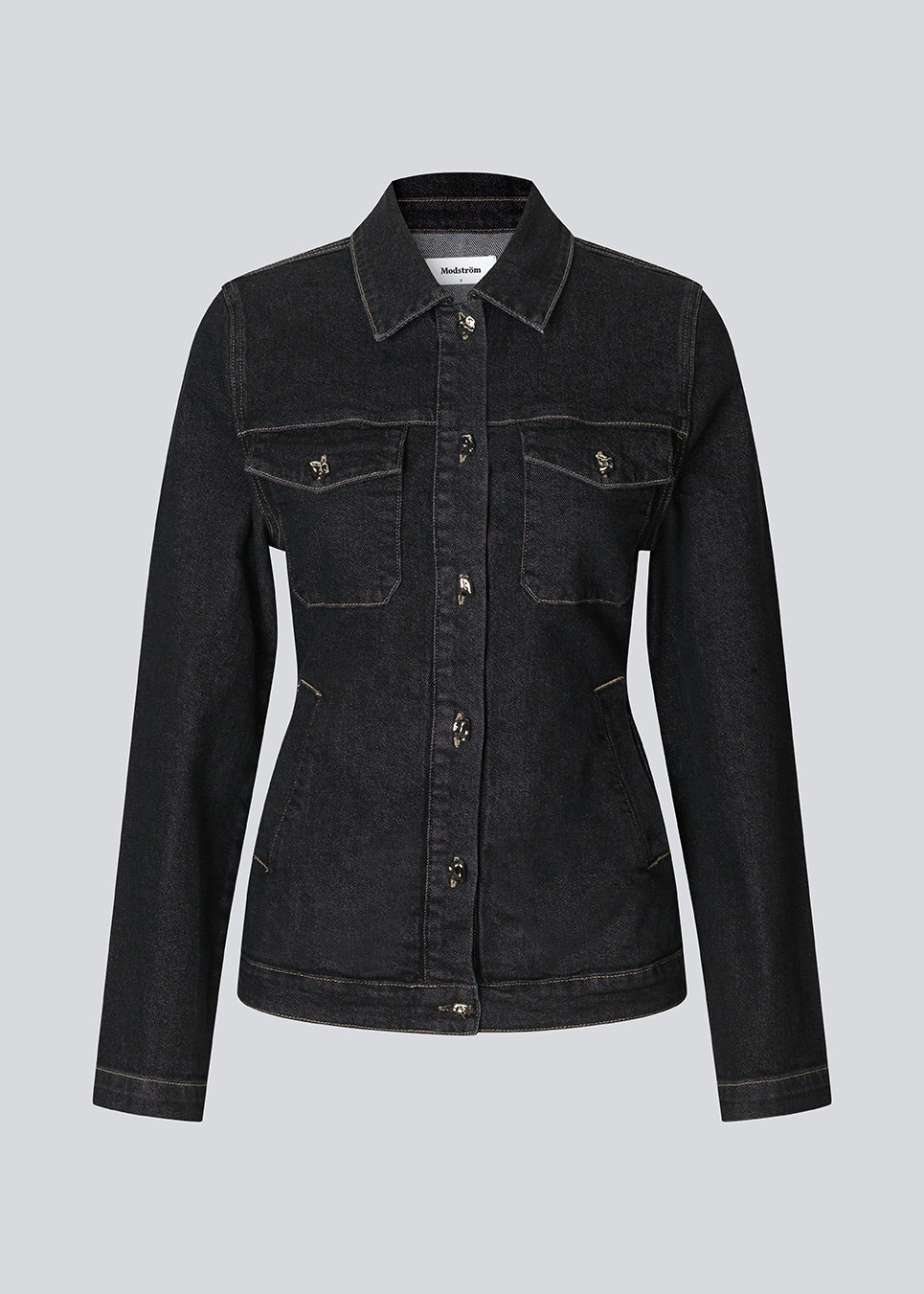 Figursyet denimjakke med guldknapper. Sandermd jacket har et feminint udtryk og kan styles som jakke eller skjorte. Designet med krave, knappelukning og lange ærmer.
