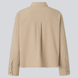 Klassisk pinstripe skjorte i beige med tynde lyserøde nålestriber med krave, lomme og knappelukning. Sarahmd Shirt har lange ærmer og en længde, der går til buksekanten for et stilrent look.