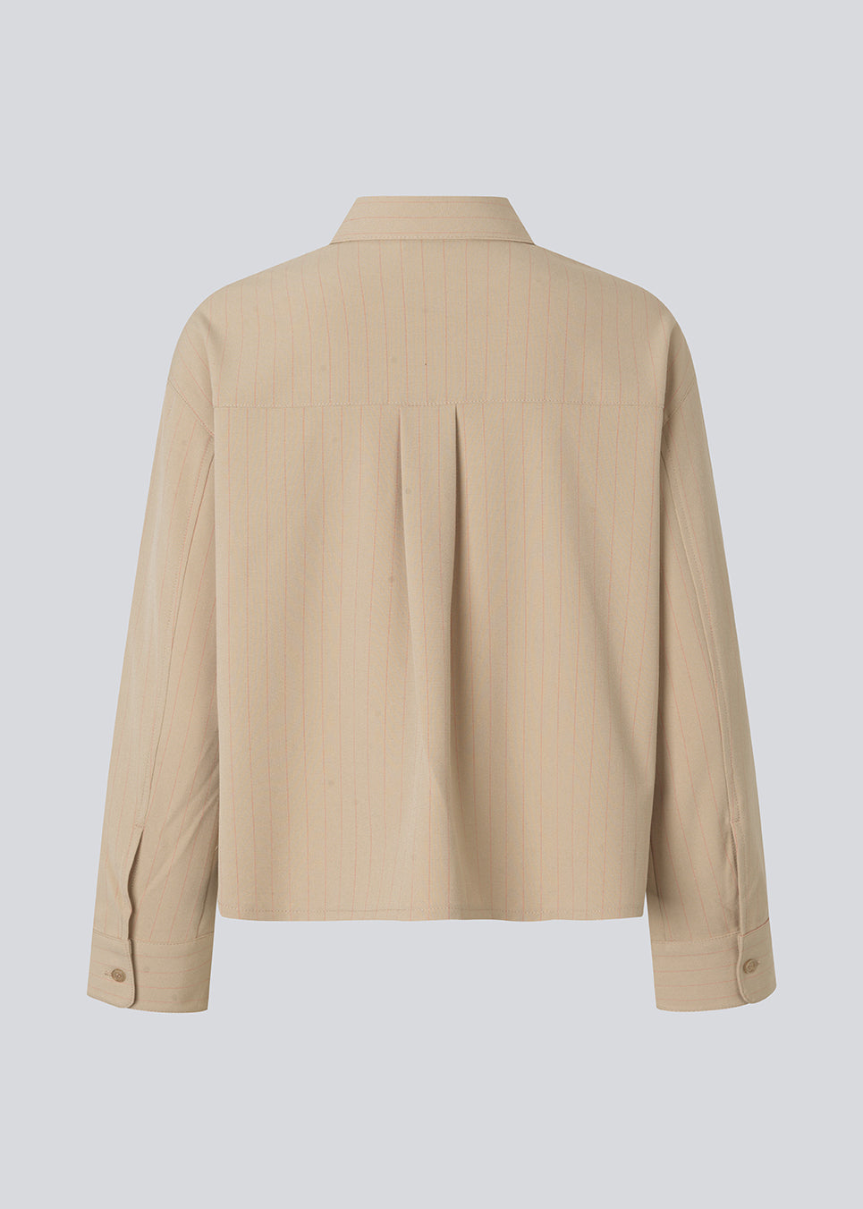 Klassisk pinstripe skjorte i beige med tynde lyserøde nålestriber med krave, lomme og knappelukning. Sarahmd Shirt har lange ærmer og en længde, der går til buksekanten for et stilrent look.