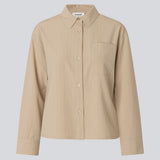 Klassisk pinstripe skjorte i beige med tynde lyserøde nålestriber med krave, lomme og knappelukning. Sarahmd Shirt har lange ærmer og en længde, der går til buksekanten for et stilrent look.