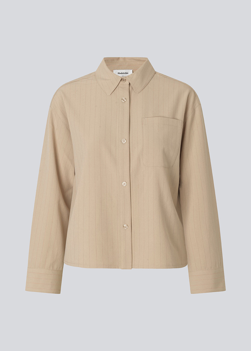 Klassisk pinstripe skjorte i beige med tynde lyserøde nålestriber med krave, lomme og knappelukning. Sarahmd Shirt har lange ærmer og en længde, der går til buksekanten for et stilrent look.