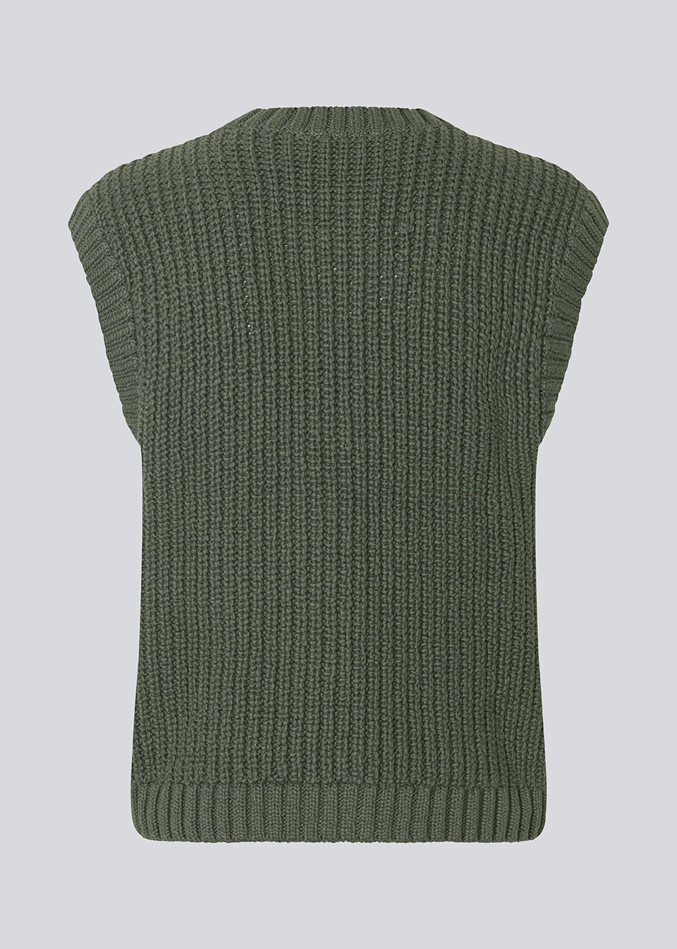 Elegant strikket vest i mørkegrøn med rund hals og dekorative knapper foran. Scottmd vest er designet i strukturerede strik og ribkanter som giver et moderne og feminint udtryk. Perfekt alene eller stylet over en skjorte for et sofistikeret lag-på-lag look.
