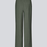 Løse hverdagsbukser i mørkegrøn. Sebastianmd pants har elastik i taljen for perfekt pasform og et afslappet look, der let kan styles op med en elegant, printet skjorte eller top. Dine nye go-to bukser til både hverdag og fest.