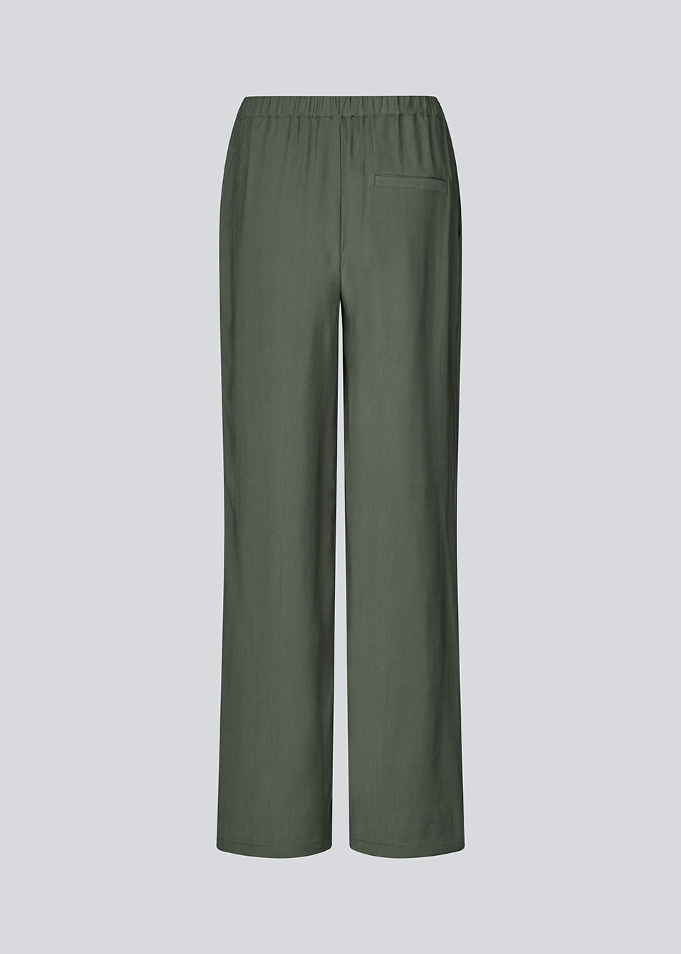 Løse hverdagsbukser i mørkegrøn. Sebastianmd pants har elastik i taljen for perfekt pasform og et afslappet look, der let kan styles op med en elegant, printet skjorte eller top. Dine nye go-to bukser til både hverdag og fest.