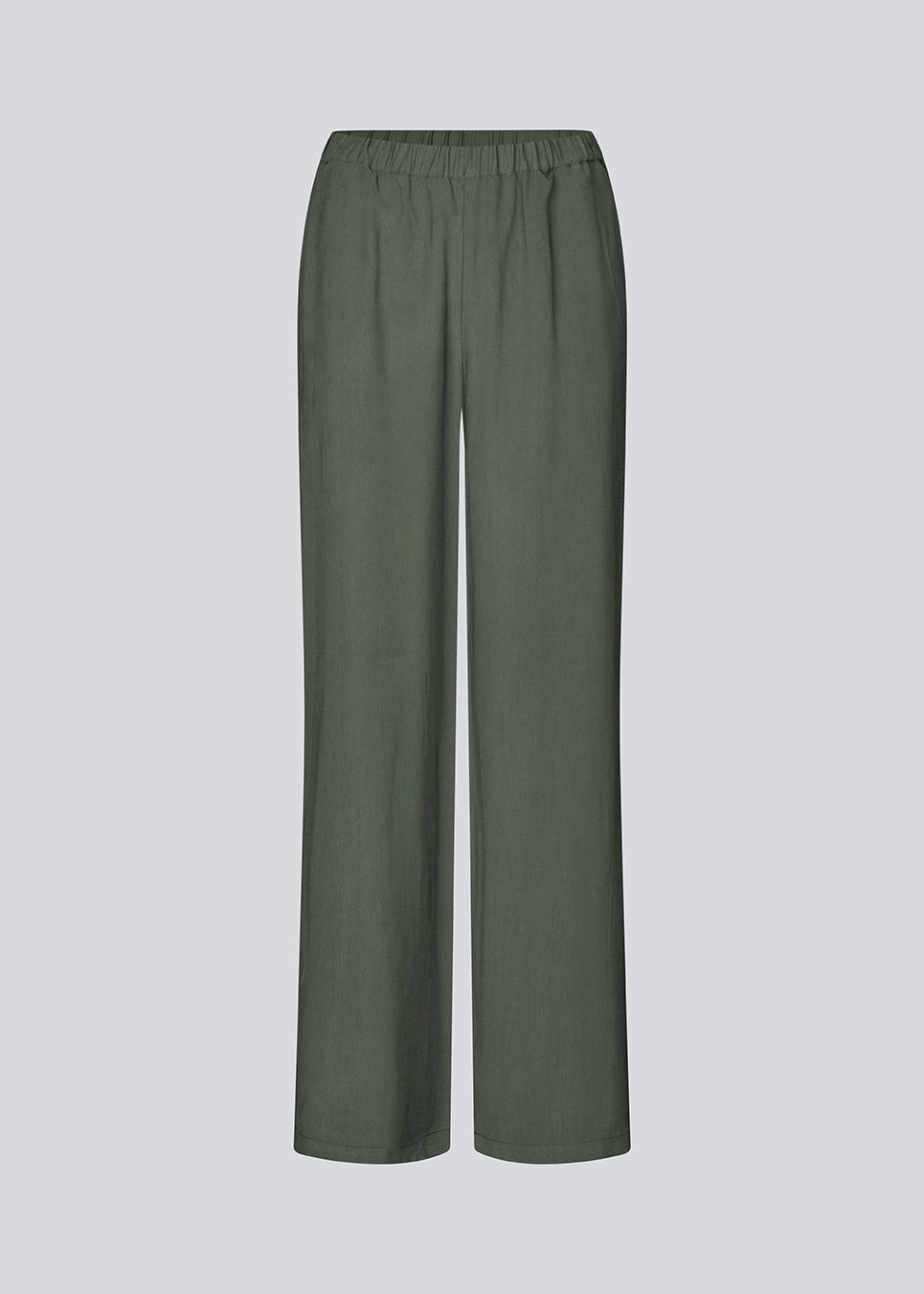 Løse hverdagsbukser i mørkegrøn. Sebastianmd pants har elastik i taljen for perfekt pasform og et afslappet look, der let kan styles op med en elegant, printet skjorte eller top. Dine nye go-to bukser til både hverdag og fest.