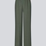 Løse hverdagsbukser i mørkegrøn. Sebastianmd pants har elastik i taljen for perfekt pasform og et afslappet look, der let kan styles op med en elegant, printet skjorte eller top. Dine nye go-to bukser til både hverdag og fest.