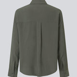 Tidsløs skjorte i mos-grøn med krave, knappelukning og lange ærmer i blødt materiale. Sebastianmd Shirt er fremstillet i 90% LENZING™ ECOVERO™ viscose for et mere bæredygtigt valg.