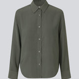 Tidsløs skjorte i mos-grøn med krave, knappelukning og lange ærmer i blødt materiale. Sebastianmd Shirt er fremstillet i 90% LENZING™ ECOVERO™ viscose for et mere bæredygtigt valg.