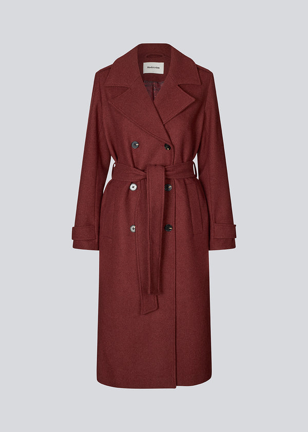 Klassisk, dobbeltradet uldfrakke med krave og revers. ShayMD coat har bredt taljebælte, skulderstropper, brede manchetter og stormflap. Med for og slids bagpå.
