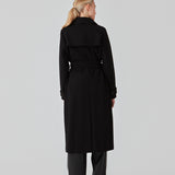 Klassisk, dobbeltradet uldfrakke i sort med krave og revers. ShayMD coat har bredt taljebælte, skulderstropper, brede manchetter og stormflap. Med for og slids bagpå.