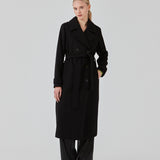 Klassisk, dobbeltradet uldfrakke i sort med krave og revers. ShayMD coat har bredt taljebælte, skulderstropper, brede manchetter og stormflap. Med for og slids bagpå.