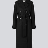 Klassisk, dobbeltradet uldfrakke i sort med krave og revers. ShayMD coat har bredt taljebælte, skulderstropper, brede manchetter og stormflap. Med for og slids bagpå.
