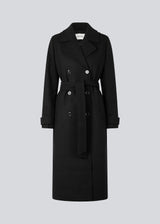 Klassisk, dobbeltradet uldfrakke i sort med krave og revers. ShayMD coat har bredt taljebælte, skulderstropper, brede manchetter og stormflap. Med for og slids bagpå.