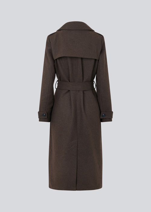 Klassisk, dobbeltradet uldfrakke med krave og revers. ShayMD coat, i farven Dark Coffee, har bredt taljebælte, skulderstropper, brede manchetter og stormflap. Med for og slids bagpå.