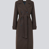 Brun klassisk, dobbeltradet uldfrakke med krave og revers. ShayMD coat, i farven Dark Coffee, har bredt taljebælte, skulderstropper, brede manchetter og stormflap. Med for og slids bagpå.