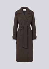 Klassisk, dobbeltradet uldfrakke med krave og revers. ShayMD coat, i farven Dark Coffee, har bredt taljebælte, skulderstropper, brede manchetter og stormflap. Med for og slids bagpå.