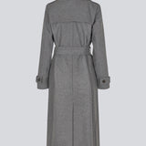 Klassisk, dobbeltradet grå uldfrakke med krave og revers. ShayMD coat har bredt taljebælte, skulderstropper, brede manchetter og stormflap. Med for og slids bagpå.