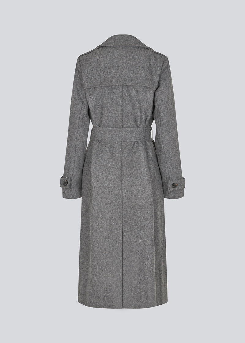 Klassisk, dobbeltradet grå uldfrakke med krave og revers. ShayMD coat har bredt taljebælte, skulderstropper, brede manchetter og stormflap. Med for og slids bagpå.