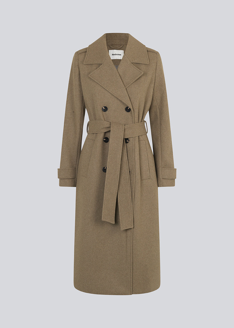 Klassisk, dobbeltradet uldfrakke med krave og revers. ShayMD coat, i farven Spring Stone,  har bredt taljebælte, skulderstropper, brede manchetter og stormflap. Med for og slids bagpå.