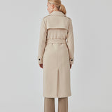 Klassisk, dobbeltradet uldfrakke i beige med krave og revers. ShayMD coat har bredt taljebælte, skulderstropper, brede manchetter og stormflap. Med for og slids bagpå.