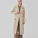 Klassisk, dobbeltradet uldfrakke i beige med krave og revers. ShayMD coat har bredt taljebælte, skulderstropper, brede manchetter og stormflap. Med for og slids bagpå.