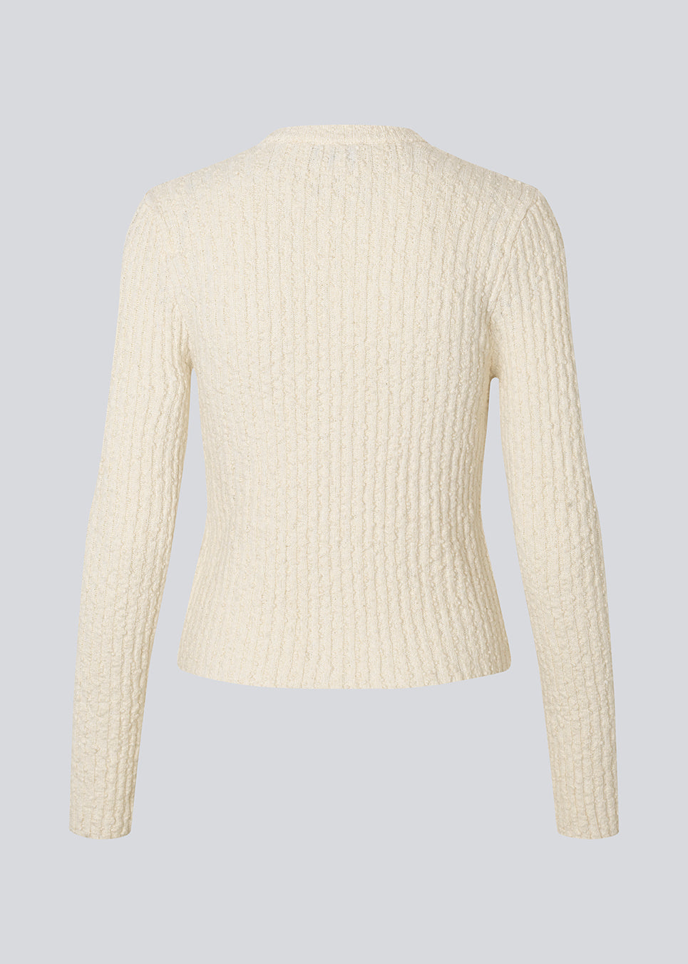 Feminin cardigan med rund hals og knappelukning. Shellmd cardigan har et tidløst snit og blød kvalitet, der gør den perfekt til lag-på-lag, og giver et elegant, alsidigt look.