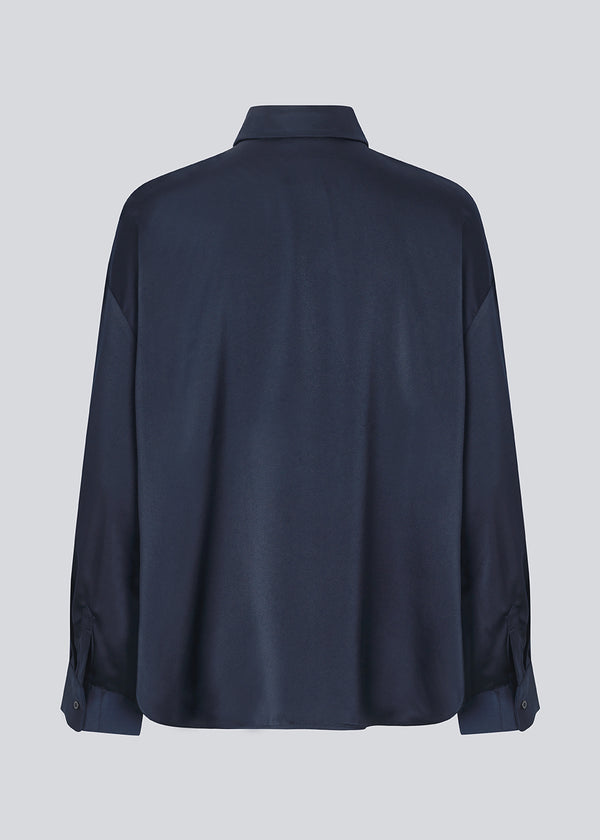 Skjorte med afslappet pasform. Sheltonmd shirt er en klassisk skjorte med en elegant udtryk lavet i genanvendt polyester.
