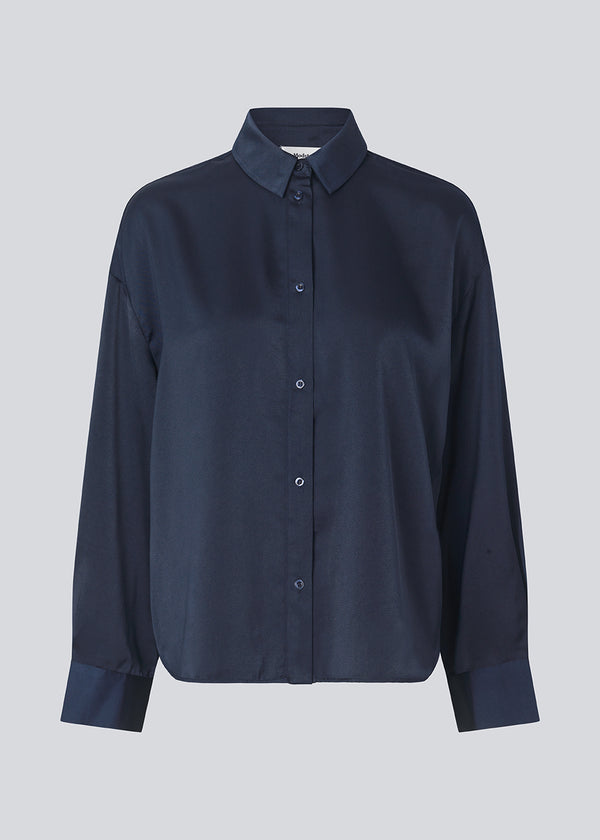 Skjorte med afslappet pasform. Sheltonmd shirt er en klassisk skjorte med en elegant udtryk lavet i genanvendt polyester.