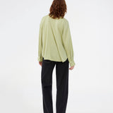 Skjorte i lys grøn med afslappet pasform. Sheltonmd shirt er en klassisk skjorte med en elegant udtryk lavet i genanvendt polyester.