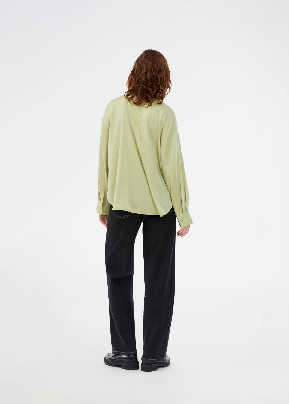 Skjorte i lys grøn med afslappet pasform. Sheltonmd shirt er en klassisk skjorte med en elegant udtryk lavet i genanvendt polyester.