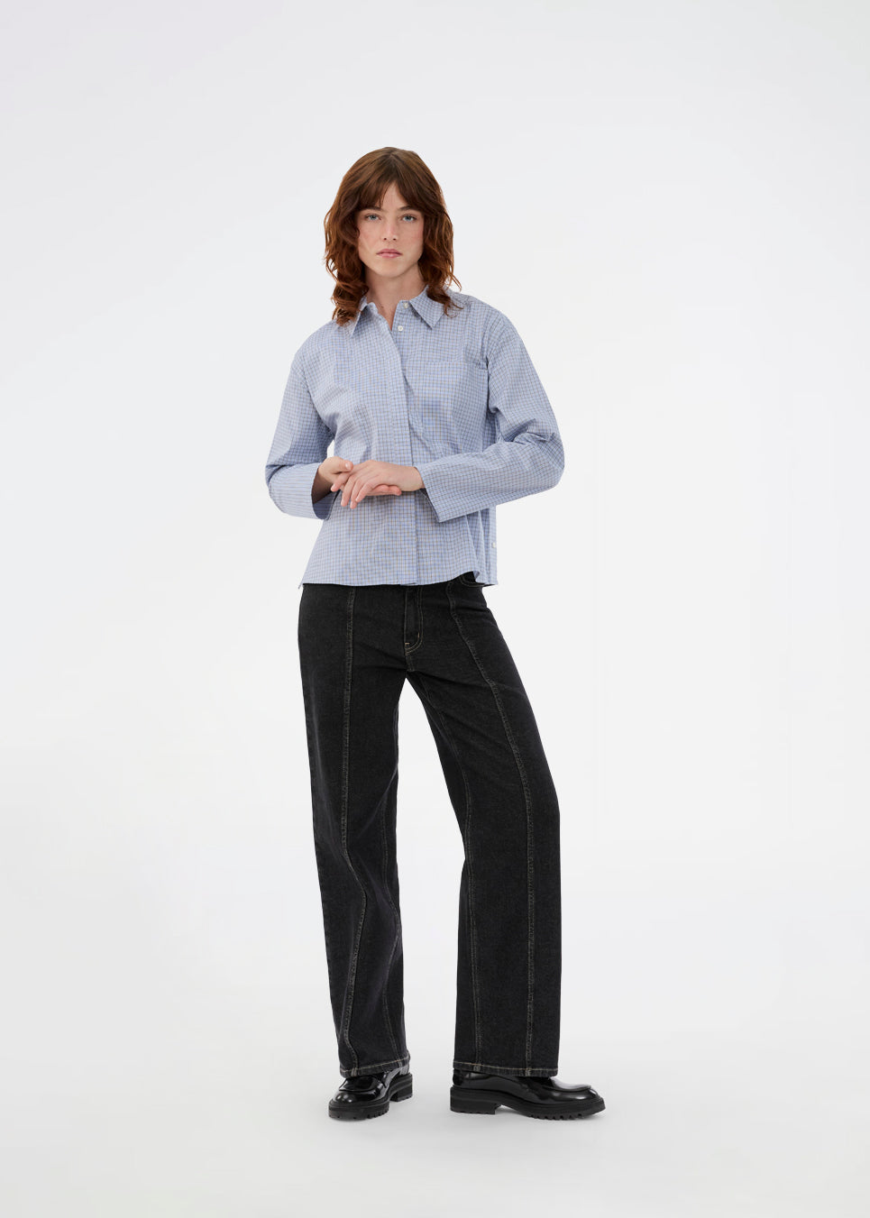 Ternet skjorte med løst fit. Shepardmd shirt har krave, brystlomme og skjult knappelukning. Den stopper ved hoften og giver et cool look sammen med jeans.