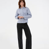 Ternet skjorte med løst fit. Shepardmd shirt har krave, brystlomme og skjult knappelukning. Den stopper ved hoften og giver et cool look sammen med jeans.