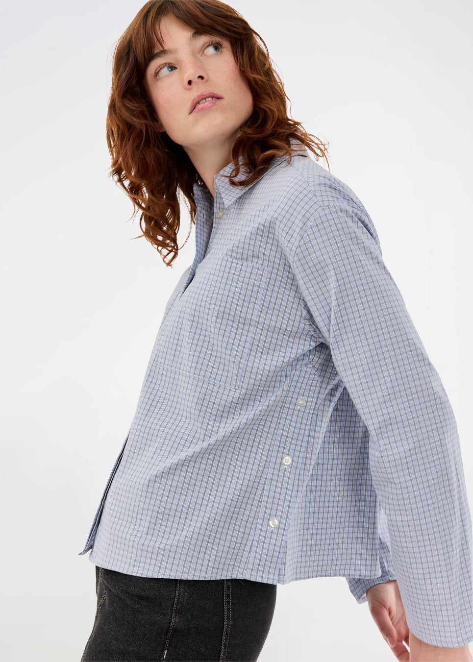 Ternet skjorte med løst fit. Shepardmd shirt har krave, brystlomme og skjult knappelukning. Den stopper ved hoften og giver et cool look sammen med jeans.