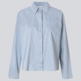 Ternet skjorte med løst fit. Shepardmd shirt har krave, brystlomme og skjult knappelukning. Den stopper ved hoften og giver et cool look sammen med jeans.