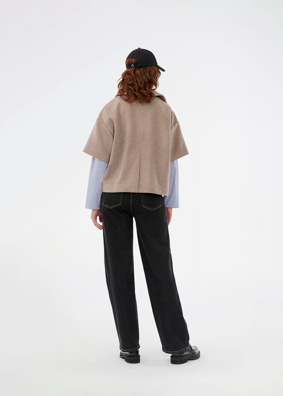 Kortærmet cape-jakke i blød uldblanding i beige/lys brun. Siljamd cape har en krave, lommer og fine brune knapper. Perfekt lag-på-lag-stykke over en strik for et elegant, sæsonrigtigt look.&nbsp;