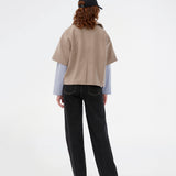 Kortærmet cape-jakke i blød uldblanding i beige/lys brun. Siljamd cape har en krave, lommer og fine brune knapper. Perfekt lag-på-lag-stykke over en strik for et elegant, sæsonrigtigt look.&nbsp;