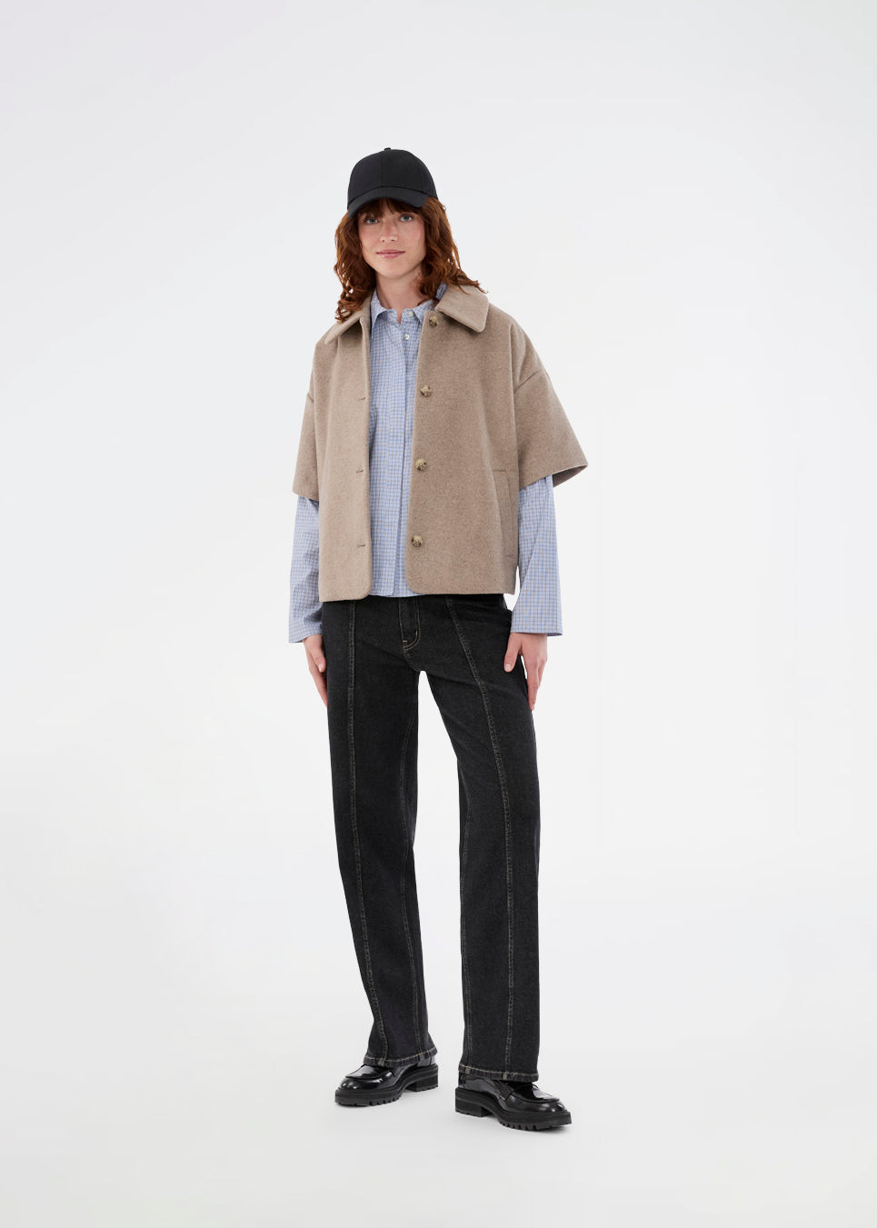 Kortærmet cape-jakke i blød uldblanding i beige/lys brun. Siljamd cape har en krave, lommer og fine brune knapper. Perfekt lag-på-lag-stykke over en strik for et elegant, sæsonrigtigt look.&nbsp;